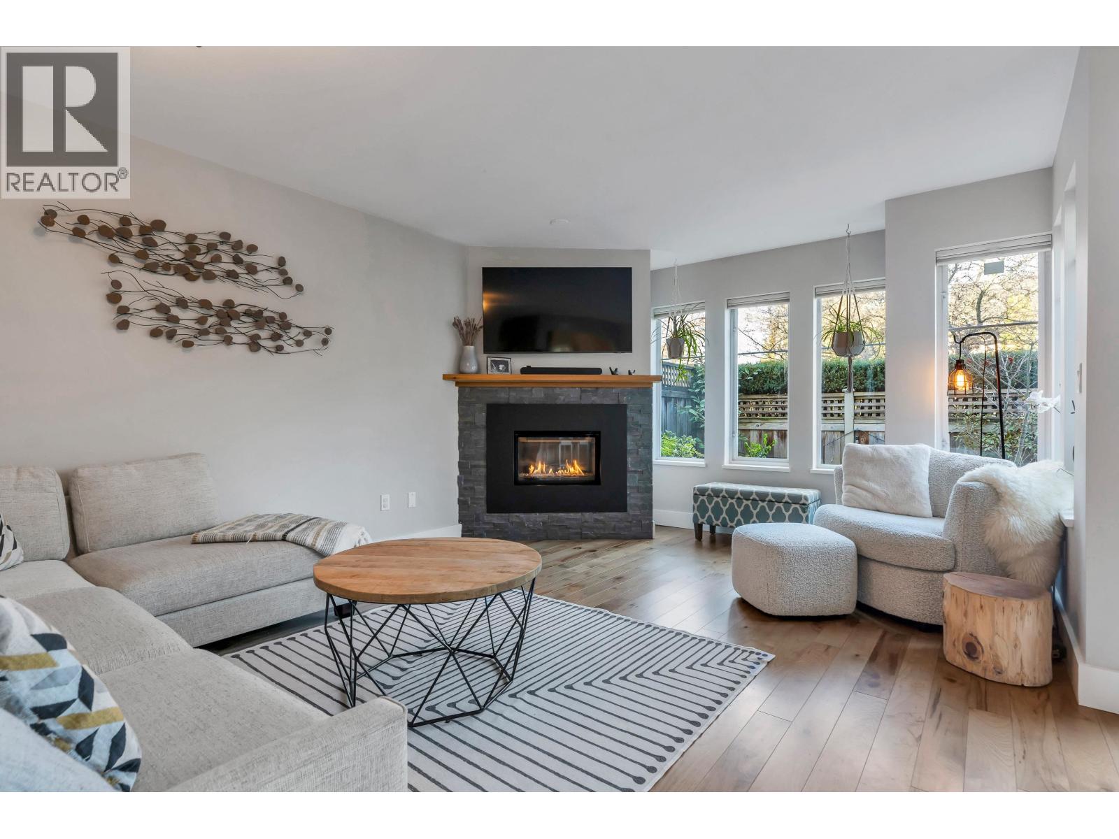 102 245 W 15TH STREET, North Vancouver, British Columbia