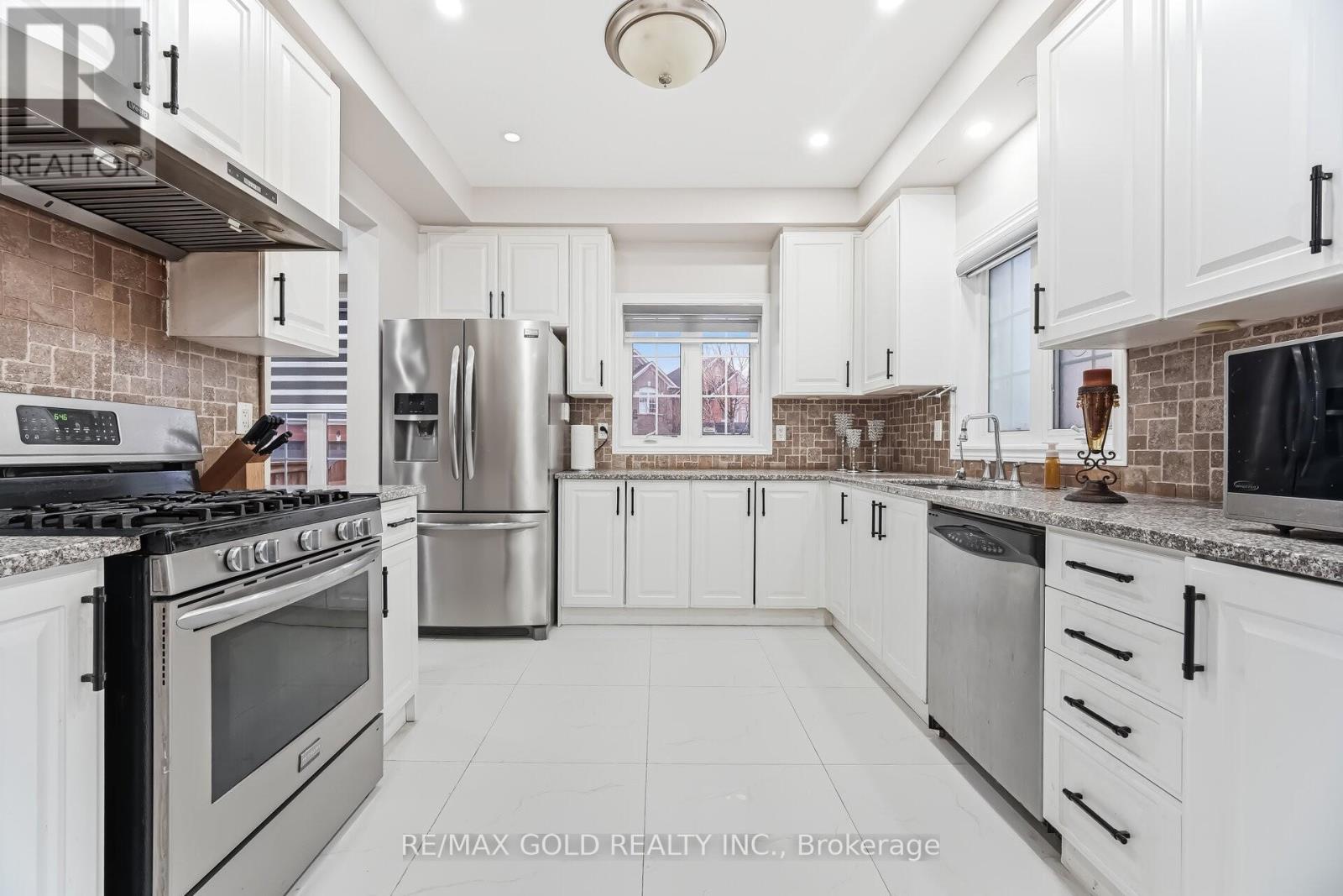 29 Laurentide Crescent, Brampton, Ontario  L6P 1Y3 - Photo 6 - W12997330