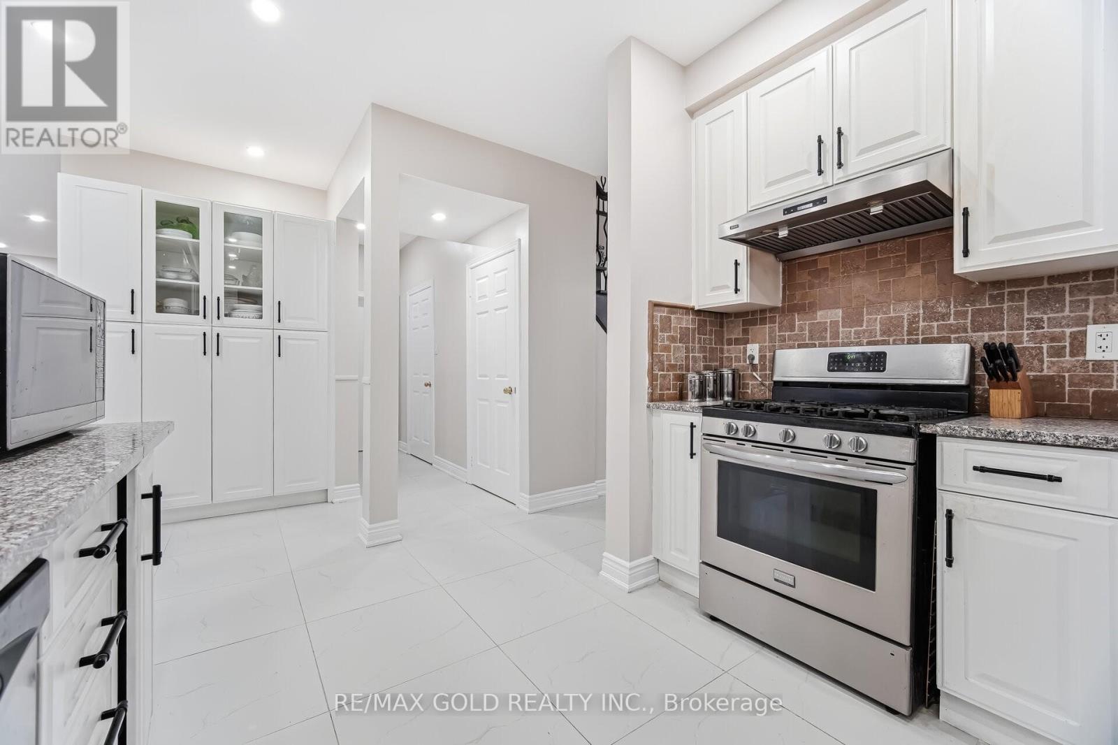 29 Laurentide Crescent, Brampton, Ontario  L6P 1Y3 - Photo 7 - W12997330