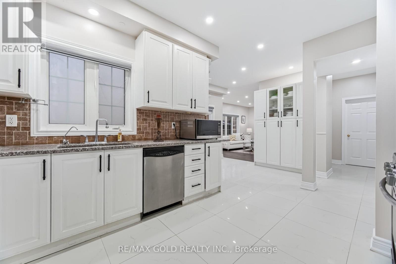 29 Laurentide Crescent, Brampton, Ontario  L6P 1Y3 - Photo 8 - W12997330