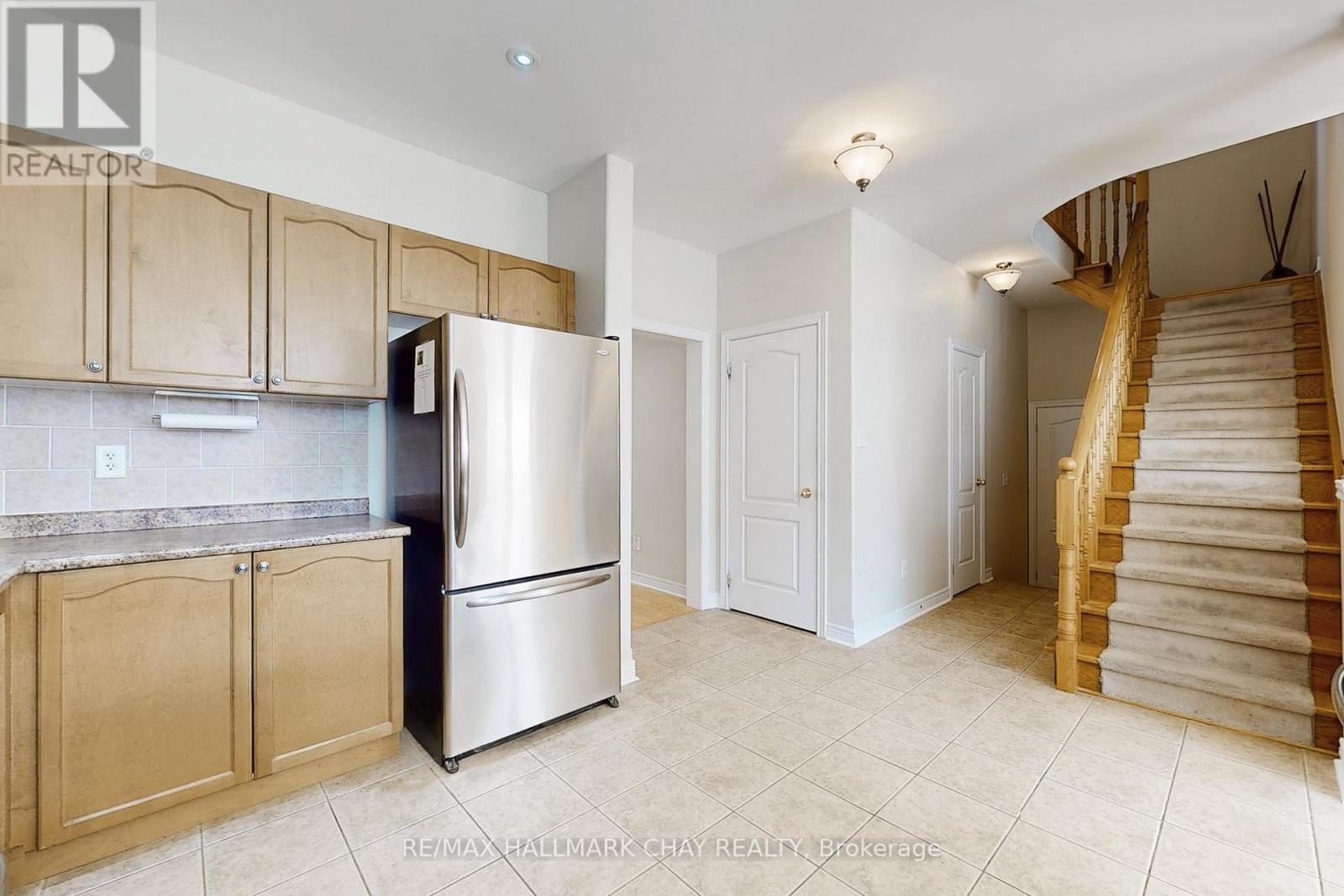 76 Cobblestone Court, Brampton, Ontario  L6R 2S4 - Photo 7 - W12997374