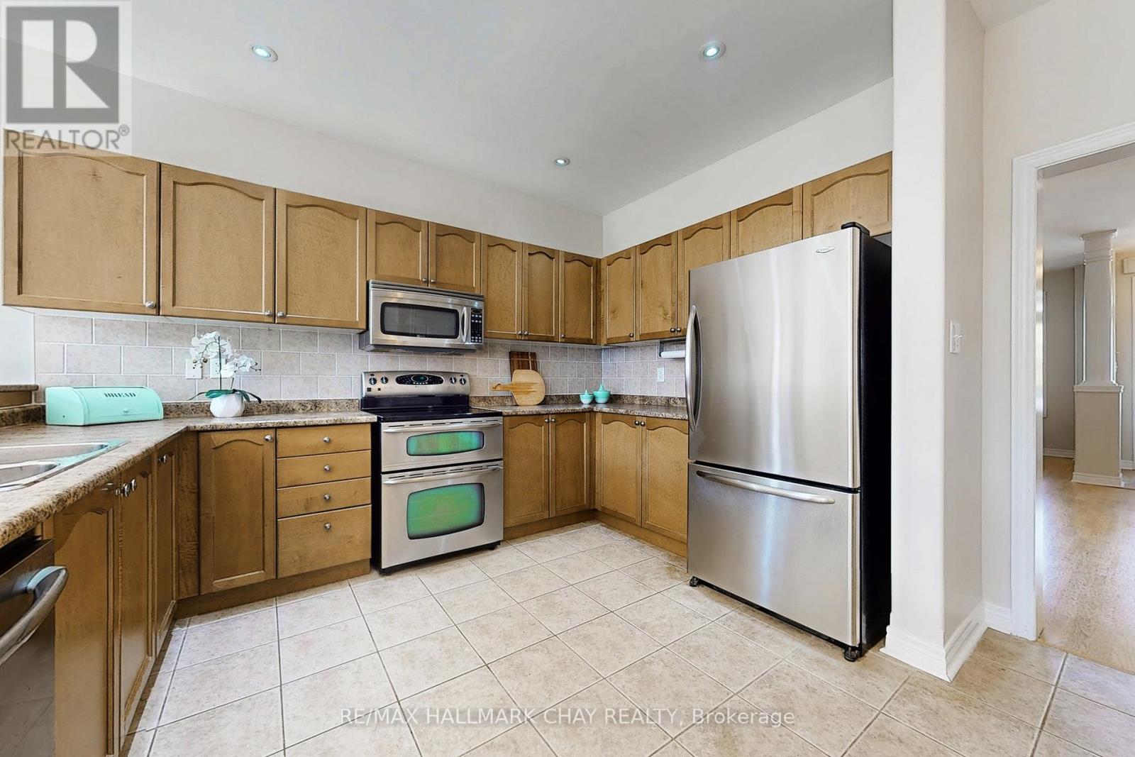 76 Cobblestone Court, Brampton, Ontario  L6R 2S4 - Photo 8 - W12997374