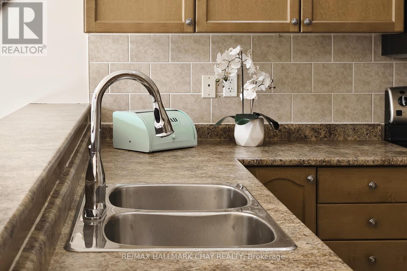 76 Cobblestone Court, Brampton, Ontario  L6R 2S4 - Photo 9 - W12997374