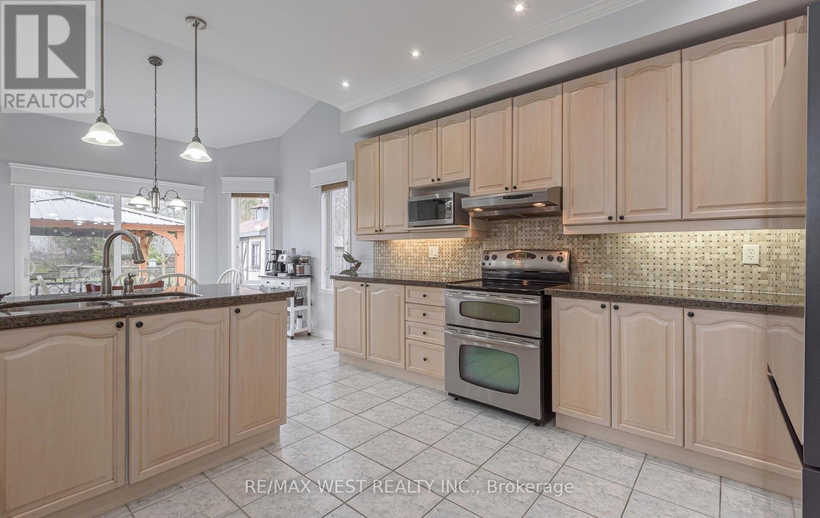 15 Virginia Drive Sw, Brampton, Ontario  L7A 2E6 - Photo 15 - W12997424