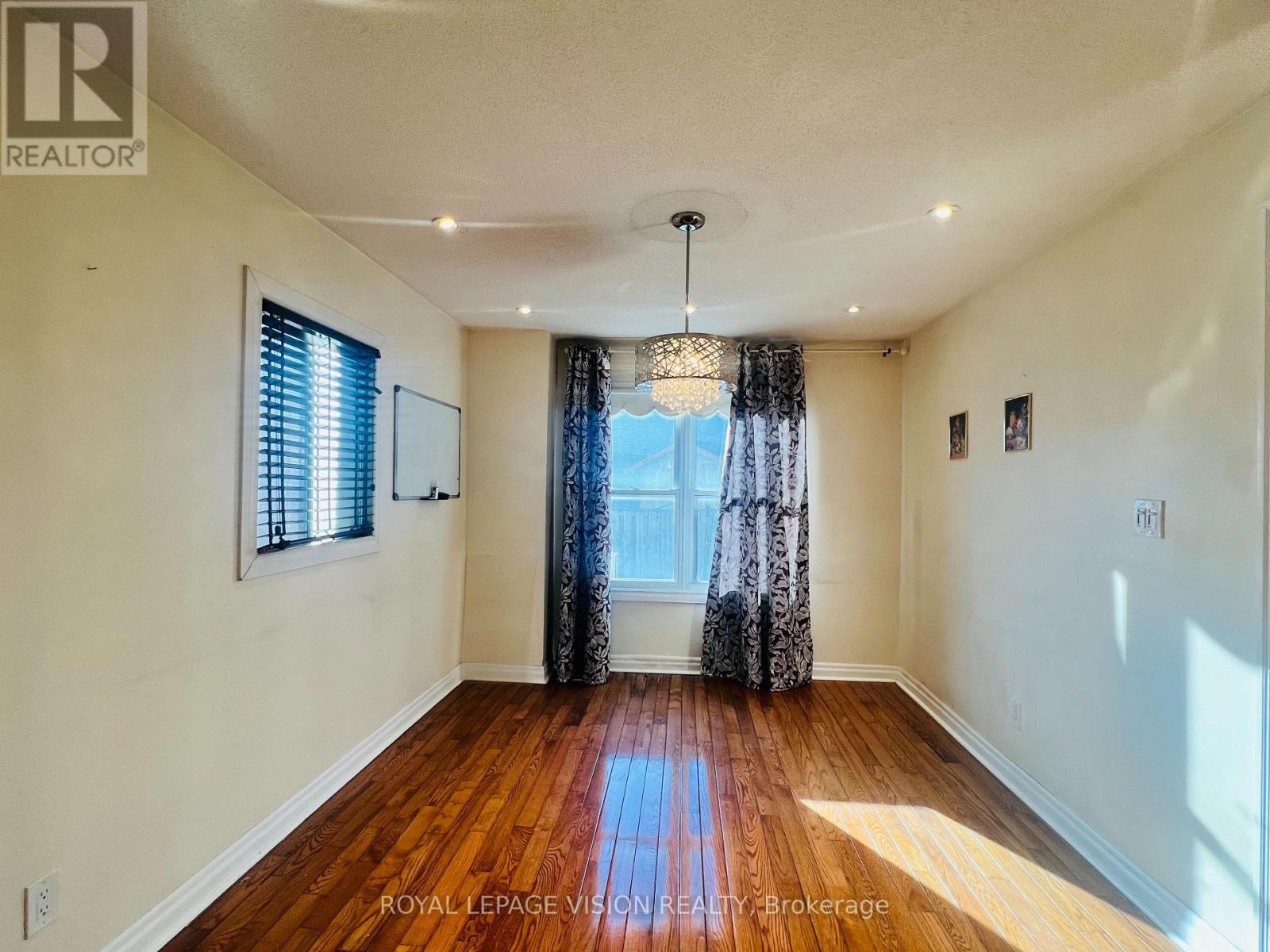 9 Empringham Drive, Toronto, Ontario  M1B 3Y2 - Photo 5 - E12997404