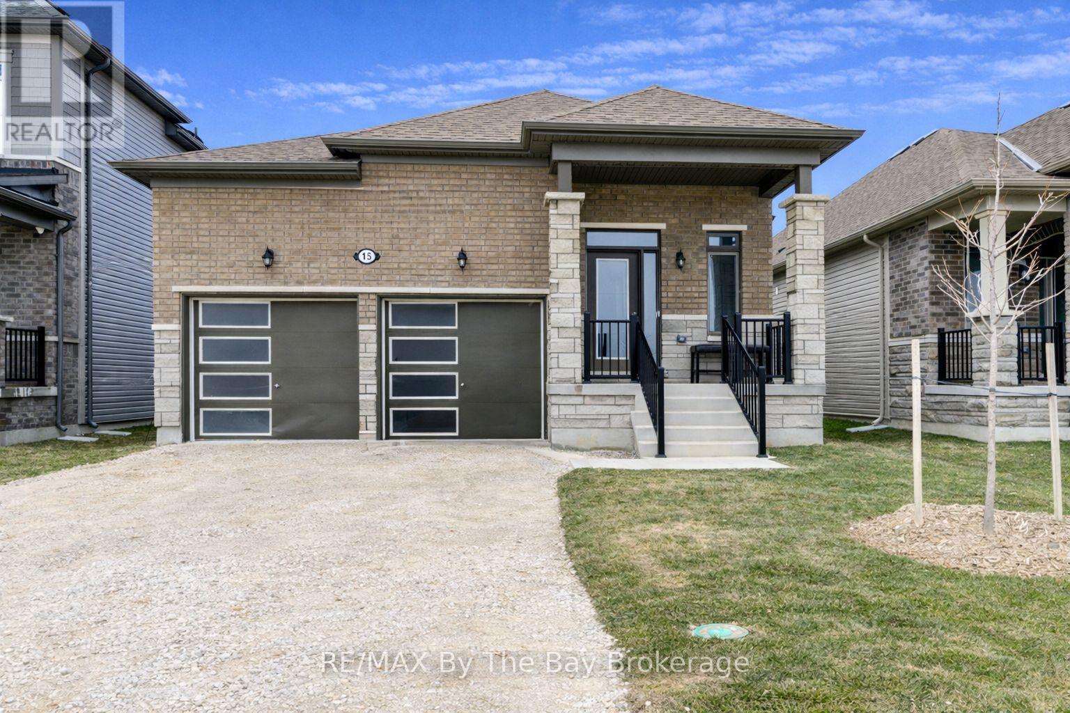 15 Union Boulevard, Clearview, Ontario  L9Z 0M6 - Photo 2 - S12997482