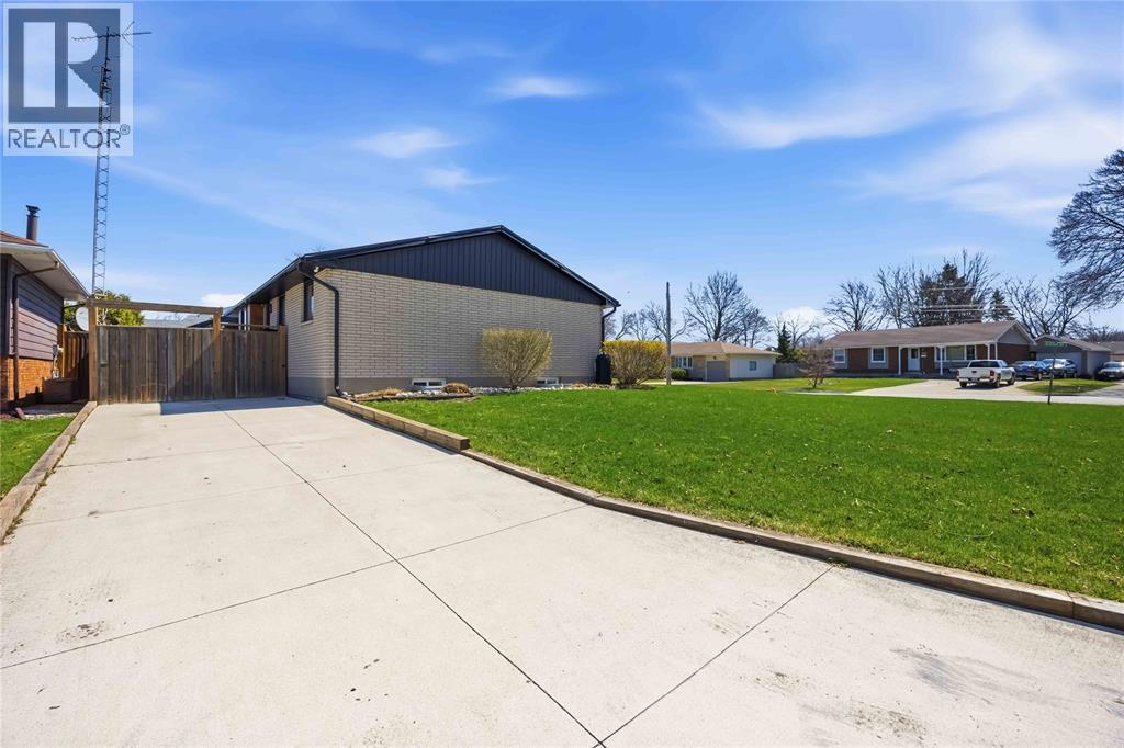 1235 Severin Drive South, Sarnia photo 3