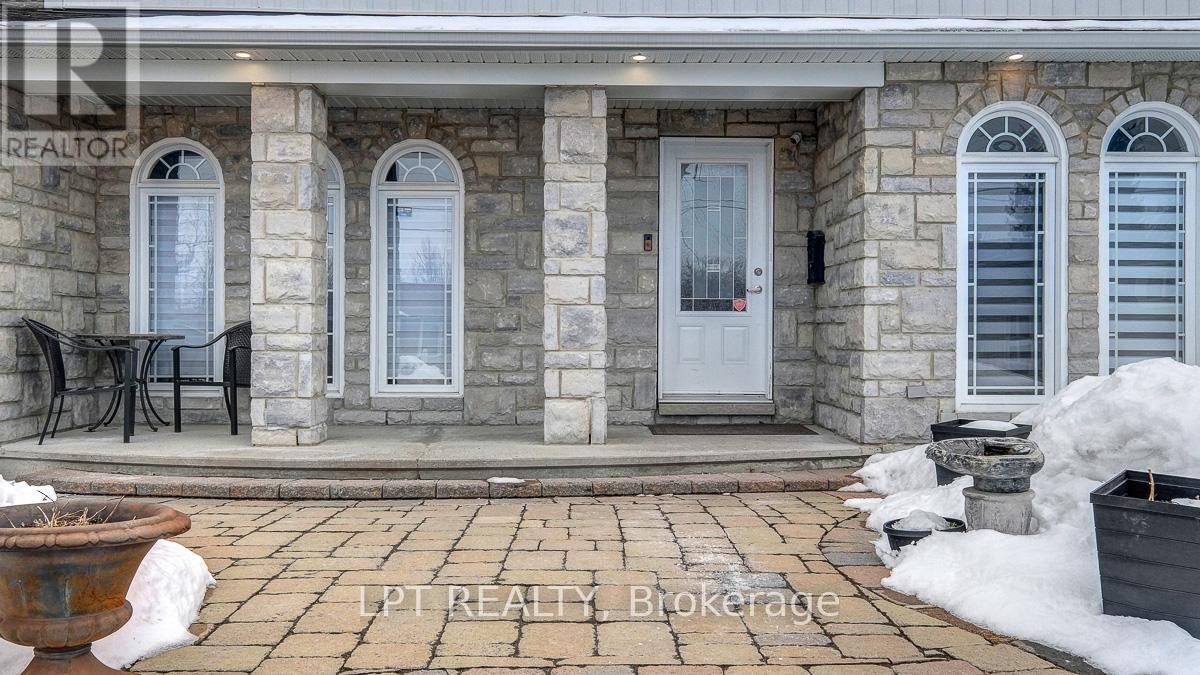 624 Pleasant Park Road, Ottawa, Ontario  K1H 5N5 - Photo 3 - X12997494
