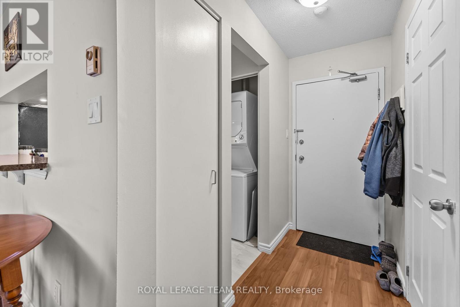 214 - 270 Brittany Drive, Ottawa, Ontario  K1K 4M3 - Photo 4 - X12997578