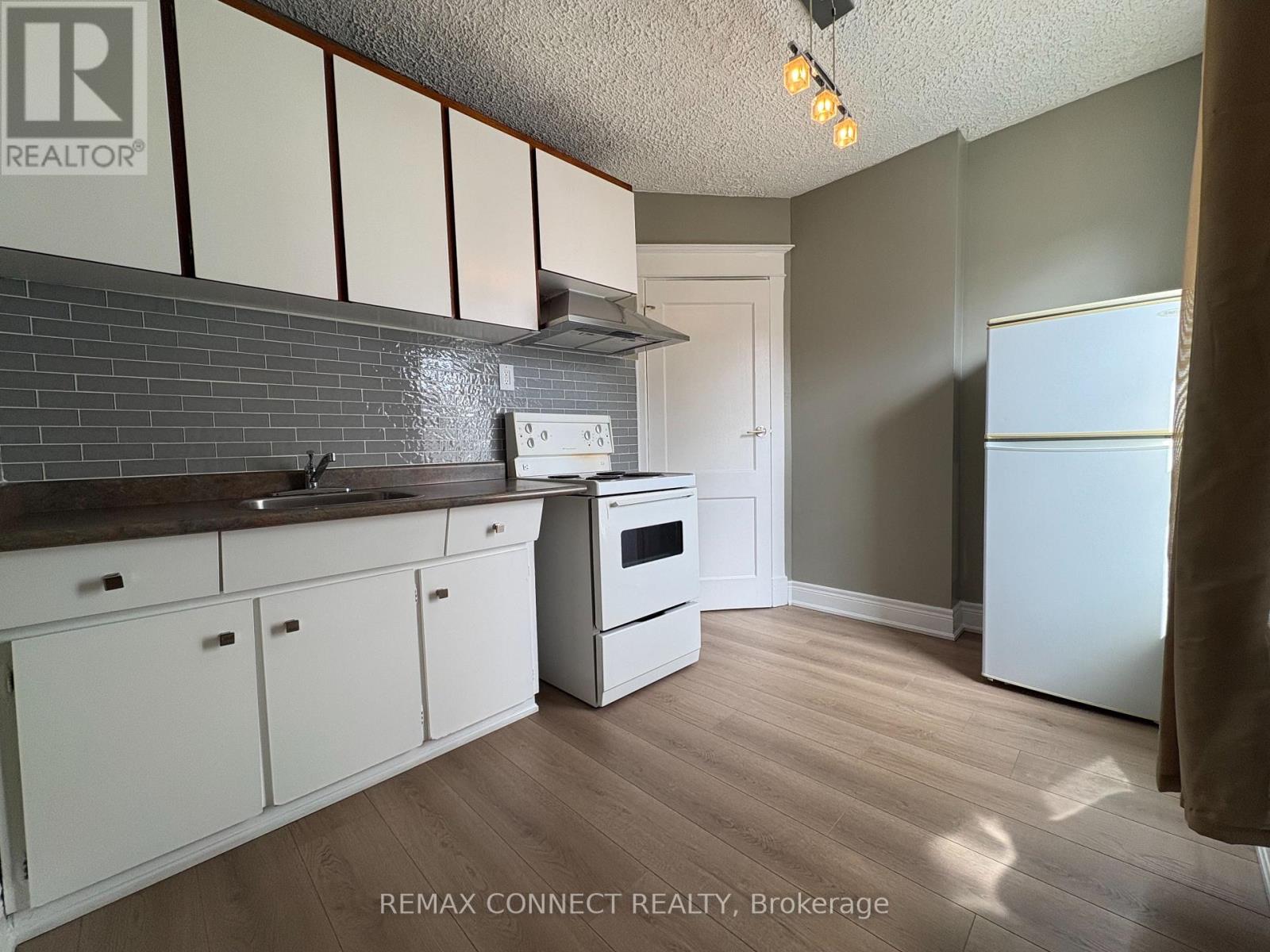 Upper - 847 Pape Avenue, Toronto, Ontario  M4K 3T7 - Photo 14 - E12968914