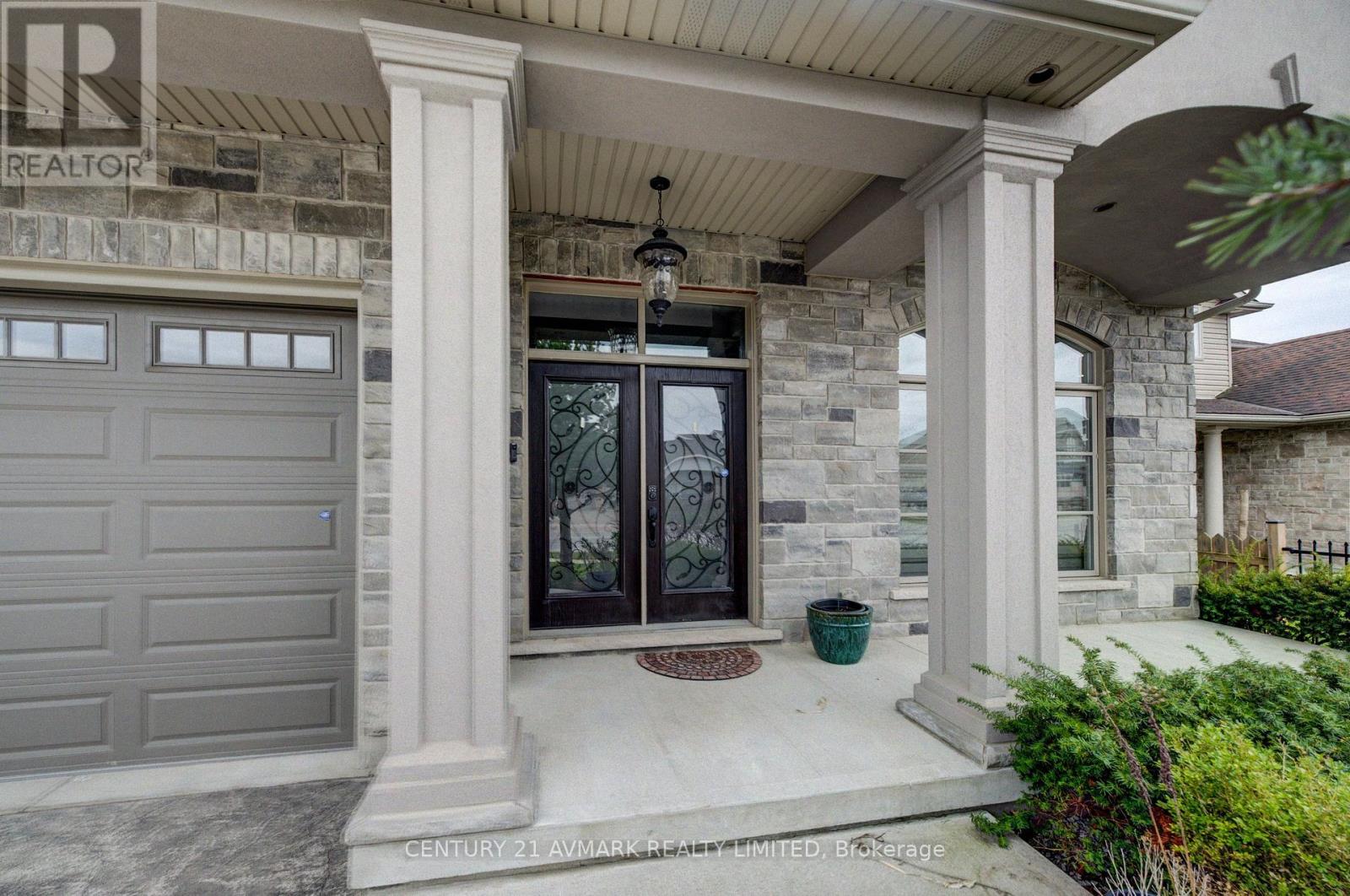 9208 Hendershot Boulevard, Niagara Falls, Ontario  L2H 0E3 - Photo 3 - X12722480