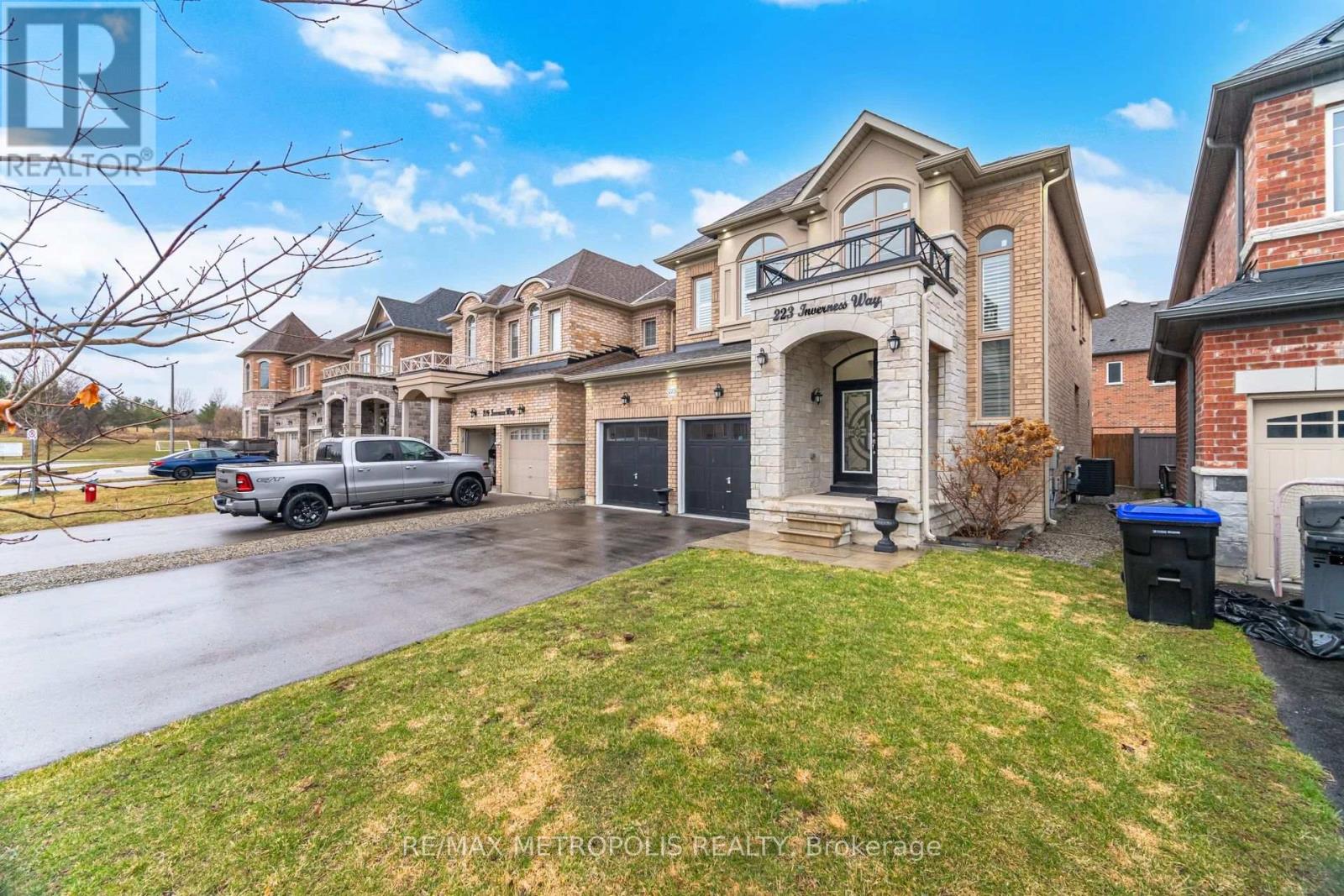 223 Inverness Way S, Bradford West Gwillimbury (Bradford), Ontario  L3Z 0W5 - Photo 4 - N12997448