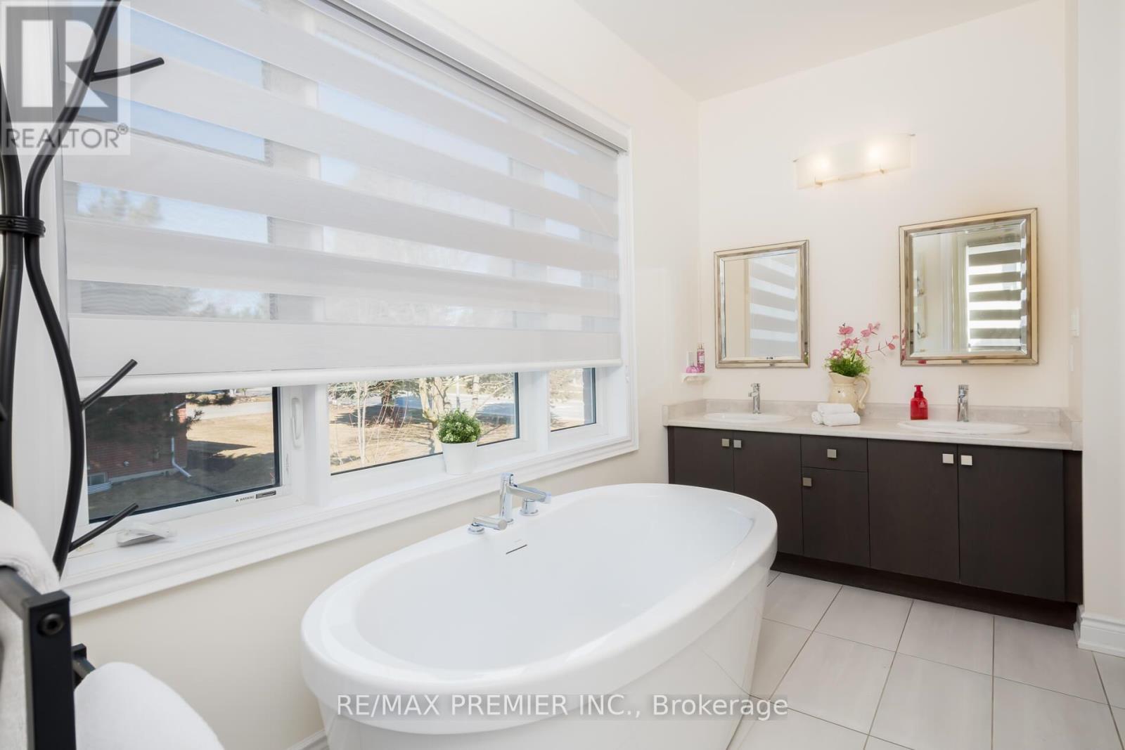 18 Inverness Way, Bradford West Gwillimbury, Ontario  L3Z 0W4 - Photo 32 - N12997626