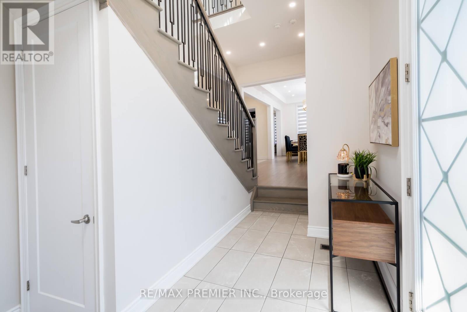 18 Inverness Way, Bradford West Gwillimbury, Ontario  L3Z 0W4 - Photo 7 - N12997626