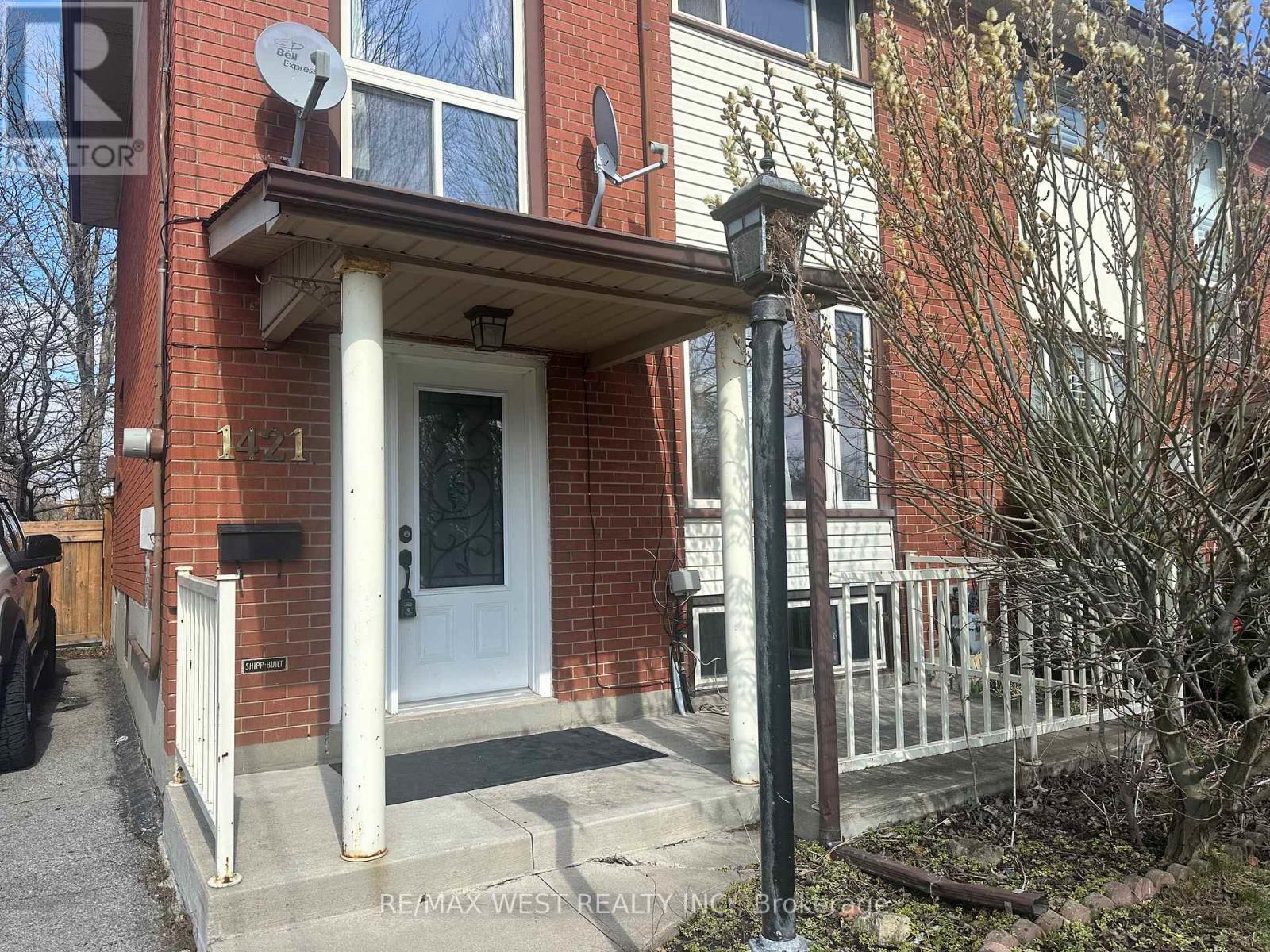 1421 Freeport Drive, Mississauga, Ontario  L5C 1S5 - Photo 2 - W12992516