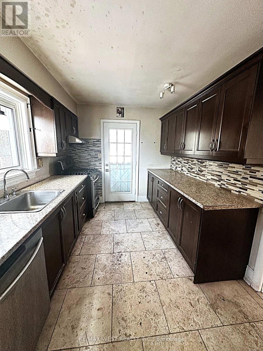 1421 Freeport Drive, Mississauga, Ontario  L5C 1S5 - Photo 7 - W12992516