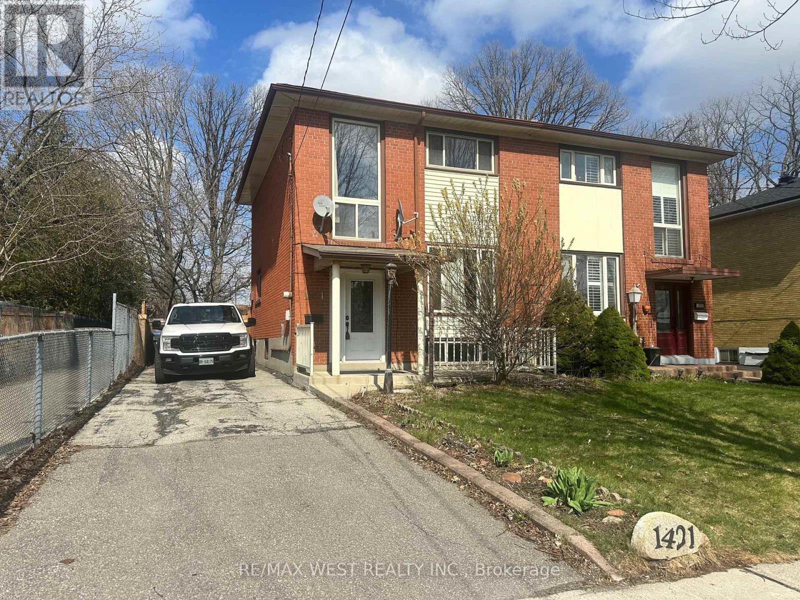 1421 Freeport Drive, Mississauga, Ontario  L5C 1S5 - Photo 3 - W12992516