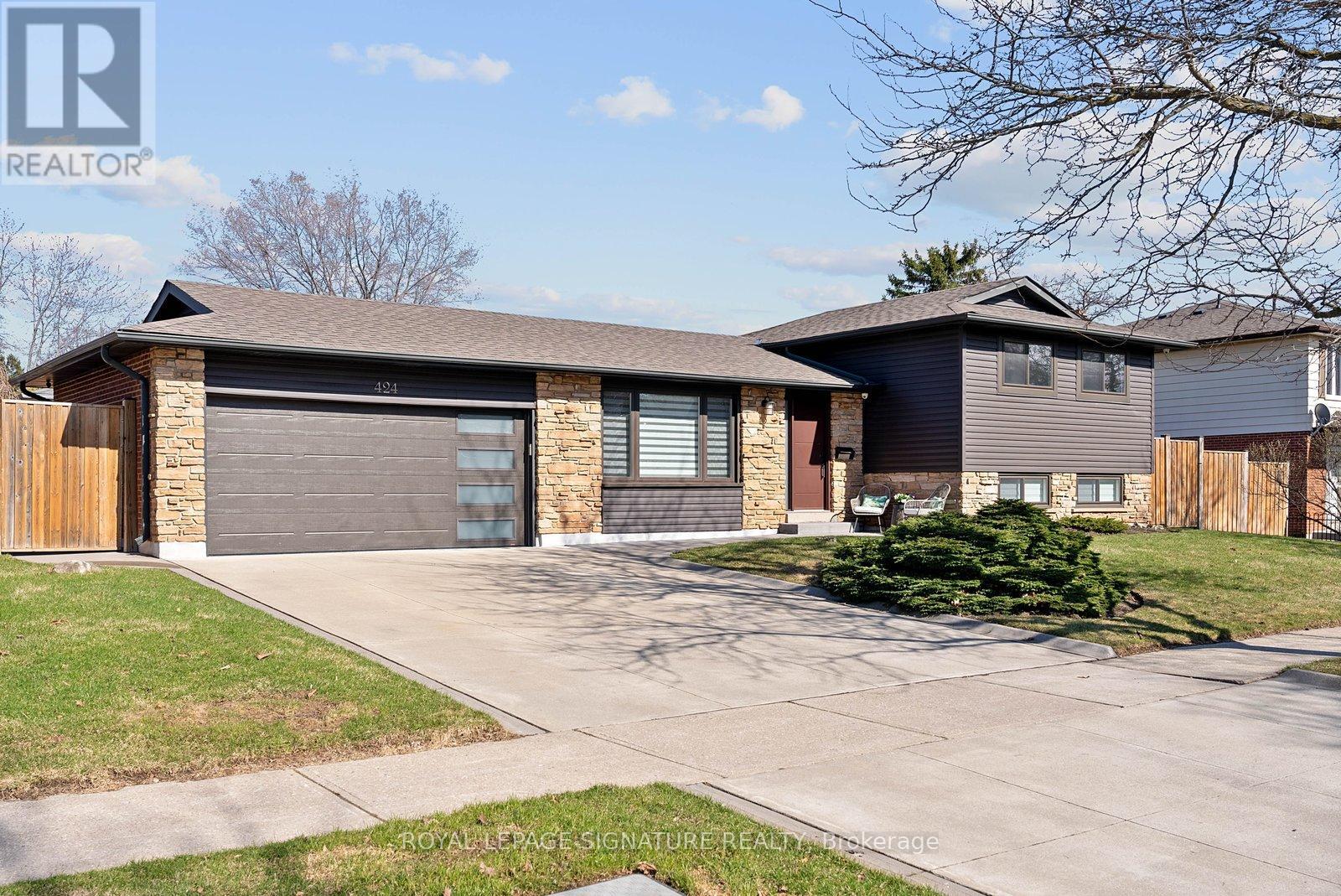 424 Lara Woods, Mississauga, Ontario  L5A 3B1 - Photo 2 - W12997496