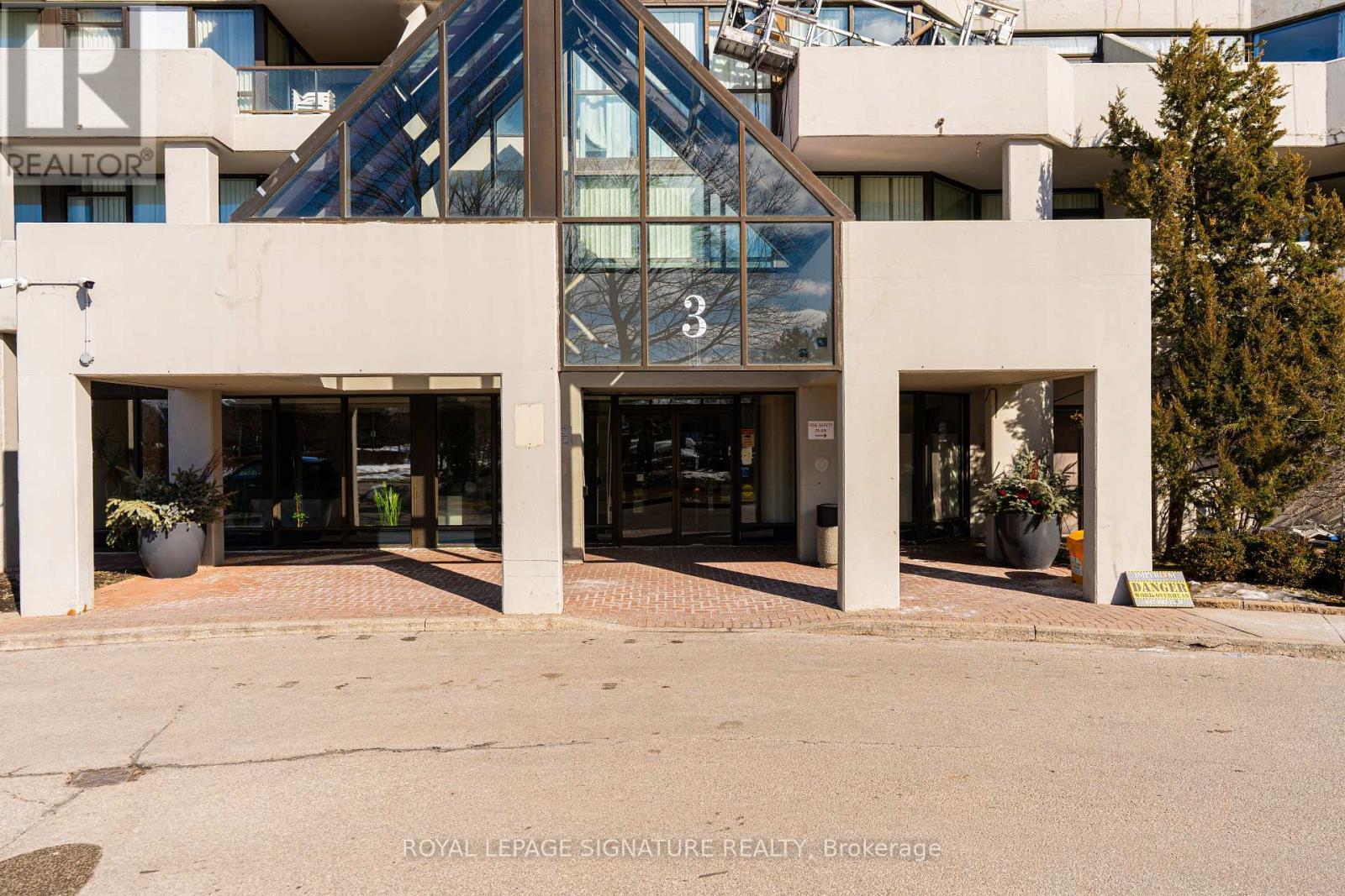 1906 - 3 Rowntree Road, Toronto, Ontario M9V 5G8 - Photo 2 - W12997540