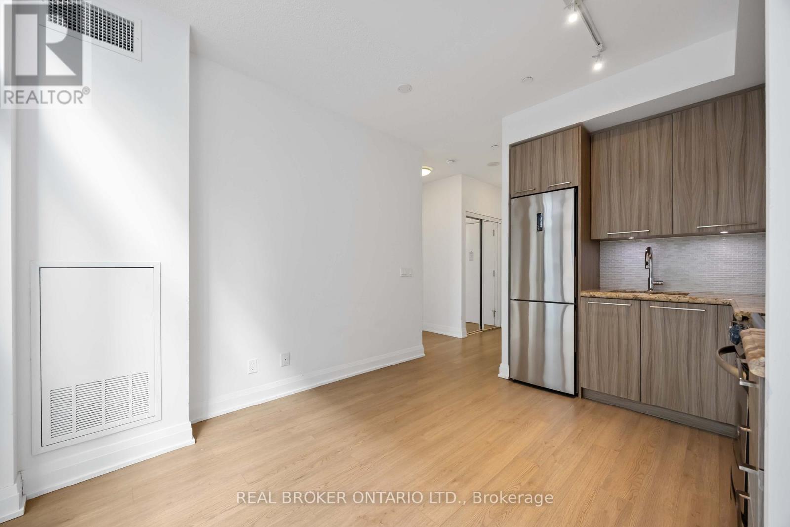 302 - 56 Annie Craig Drive, Toronto, Ontario  M8V 0C5 - Photo 4 - W12997582