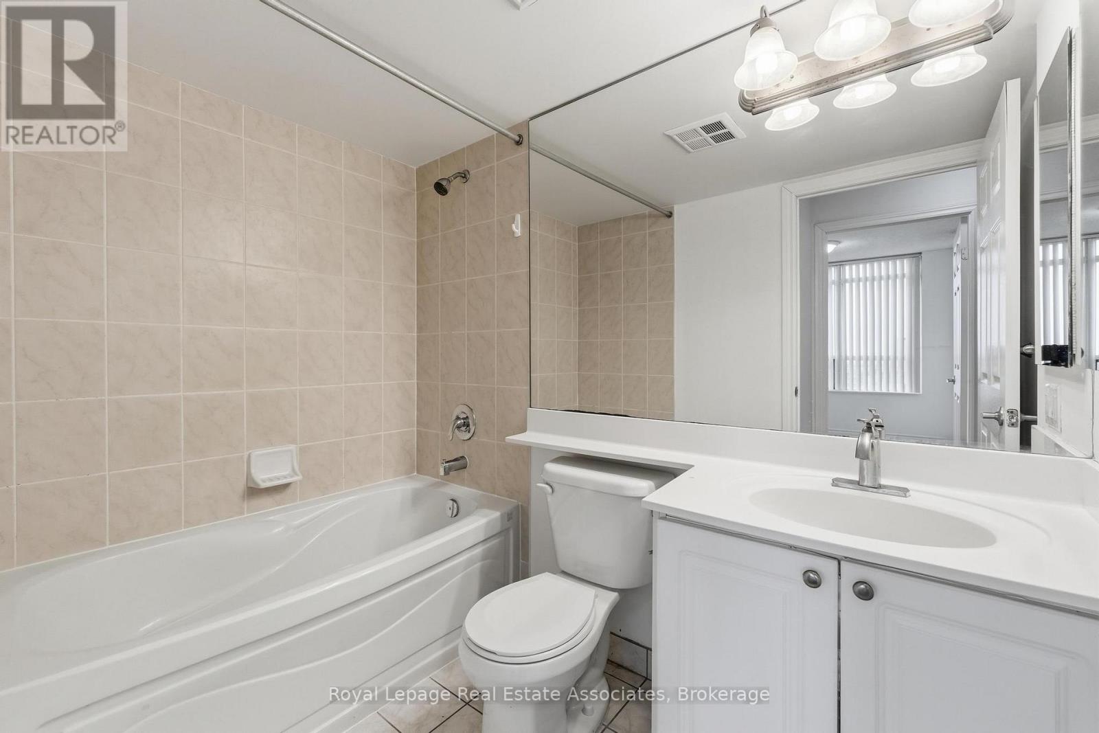 2208 - 3880 Duke Of York Boulevard, Mississauga, Ontario  L5B 4M7 - Photo 17 - W12997606