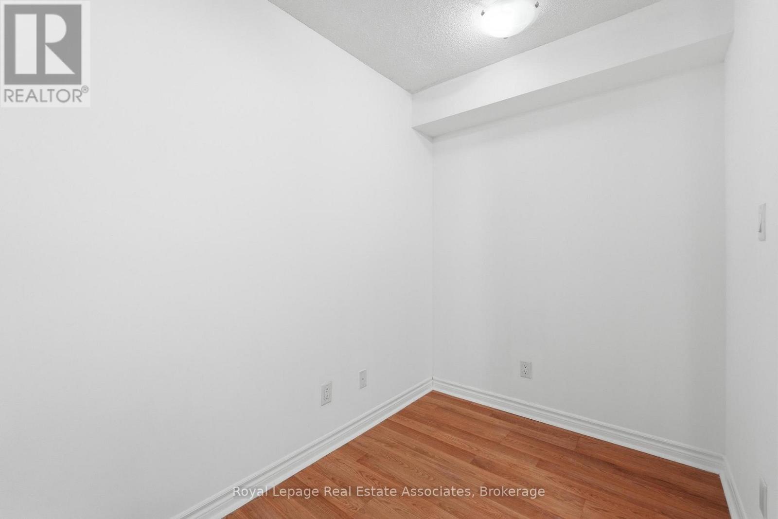 2208 - 3880 Duke Of York Boulevard, Mississauga, Ontario  L5B 4M7 - Photo 6 - W12997606