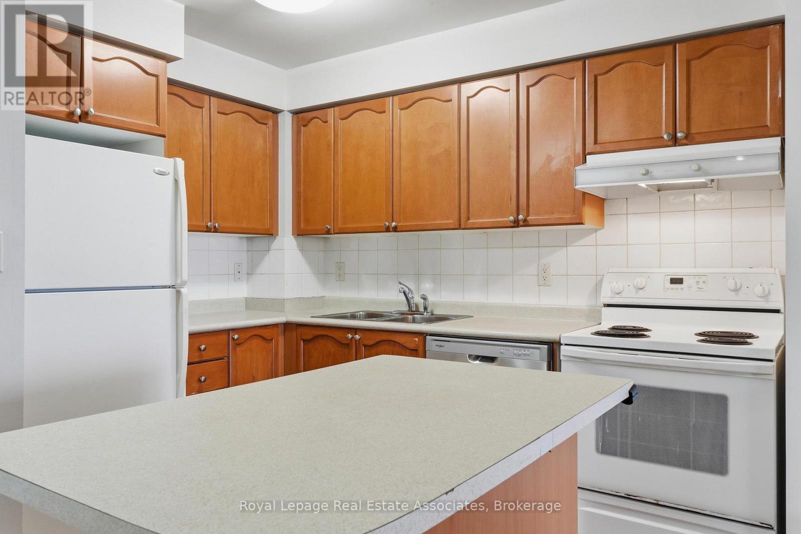 2208 - 3880 Duke Of York Boulevard, Mississauga, Ontario  L5B 4M7 - Photo 7 - W12997606