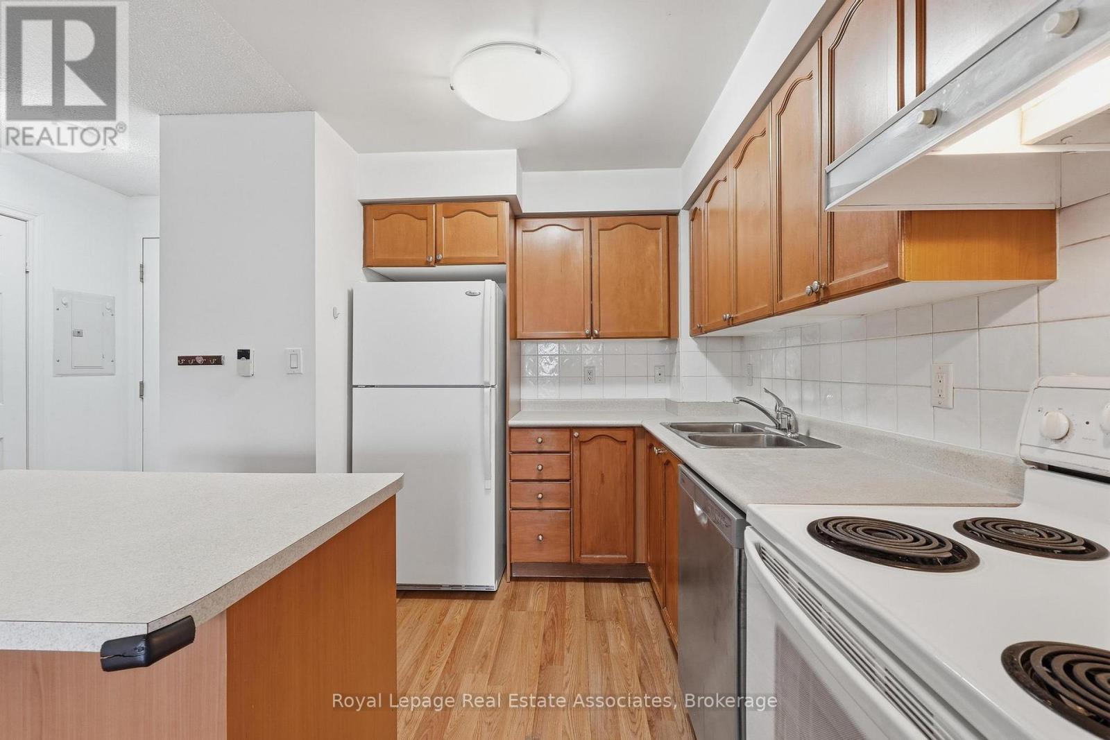 2208 - 3880 Duke Of York Boulevard, Mississauga, Ontario  L5B 4M7 - Photo 8 - W12997606