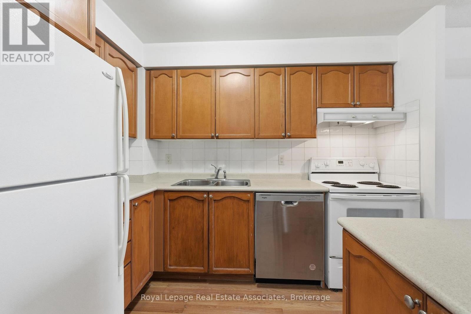 2208 - 3880 Duke Of York Boulevard, Mississauga, Ontario  L5B 4M7 - Photo 9 - W12997606