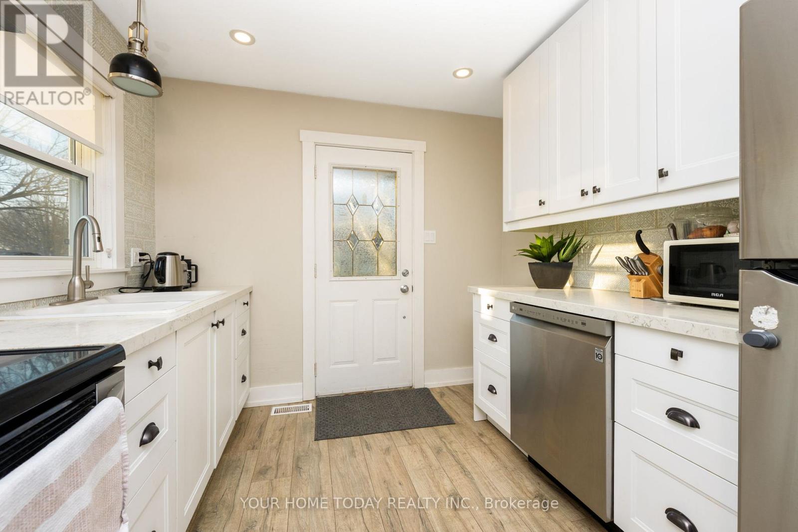 29 Normandy Boulevard, Halton Hills, Ontario  L7G 1V9 - Photo 3 - W12997620