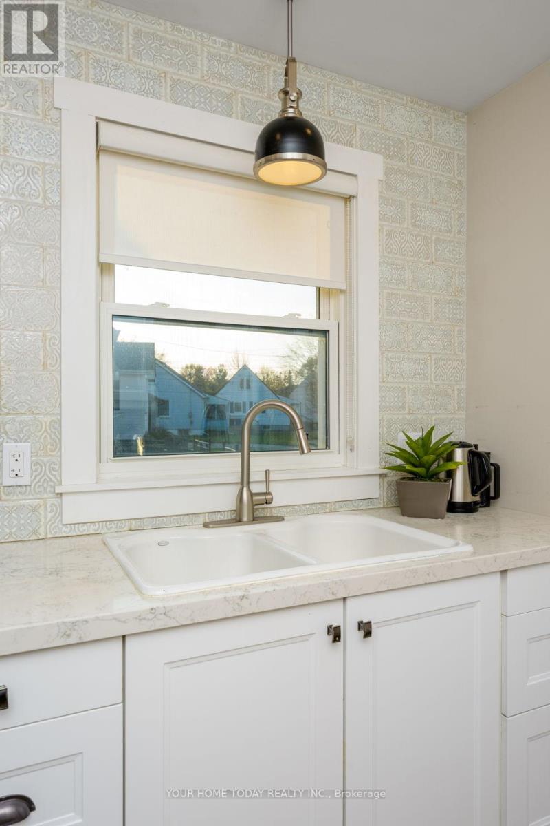 29 Normandy Boulevard, Halton Hills, Ontario  L7G 1V9 - Photo 5 - W12997620