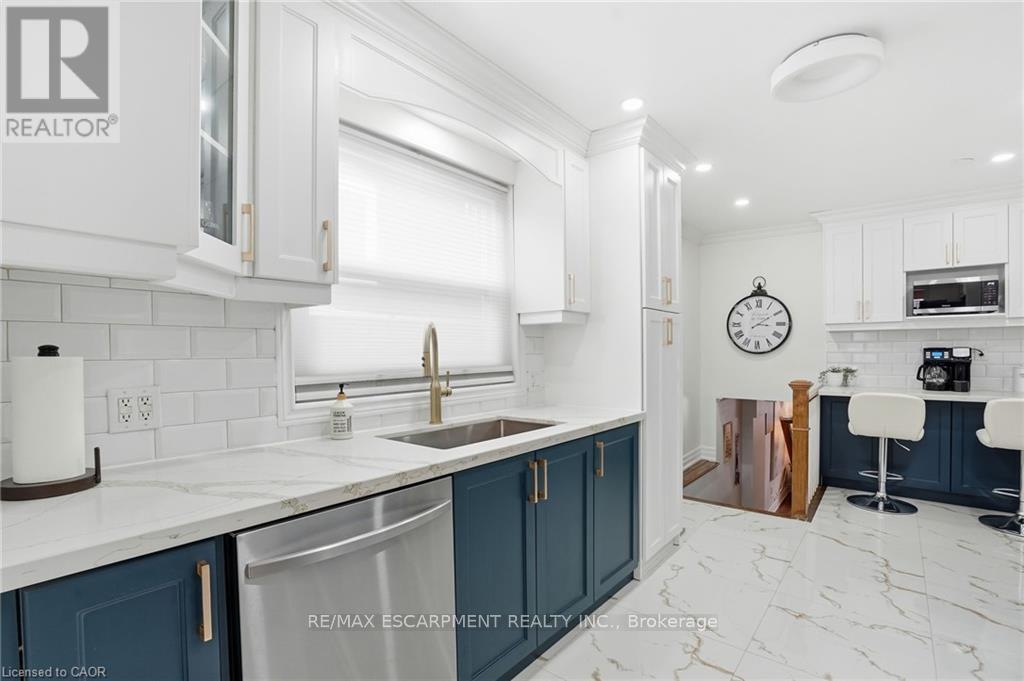 697 Lomond Crescent, Burlington, Ontario  L7L 2N8 - Photo 18 - W12997636