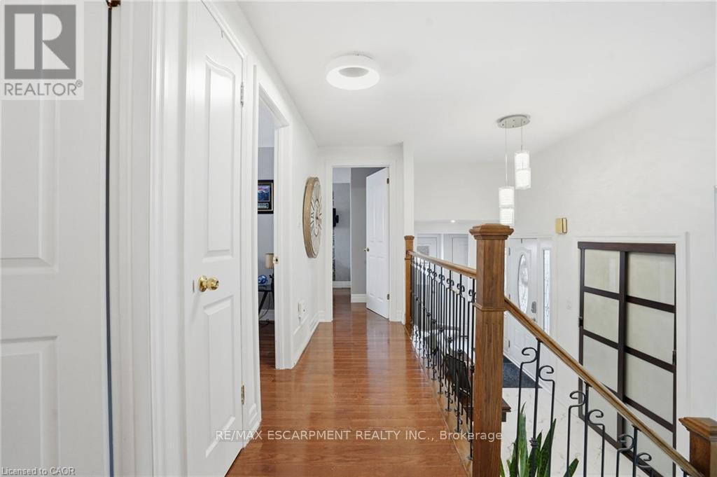 697 Lomond Crescent, Burlington, Ontario  L7L 2N8 - Photo 22 - W12997636