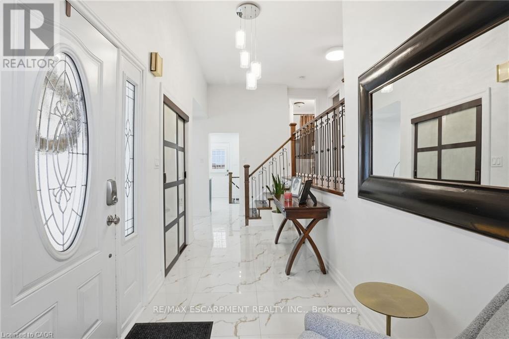 697 Lomond Crescent, Burlington, Ontario  L7L 2N8 - Photo 6 - W12997636