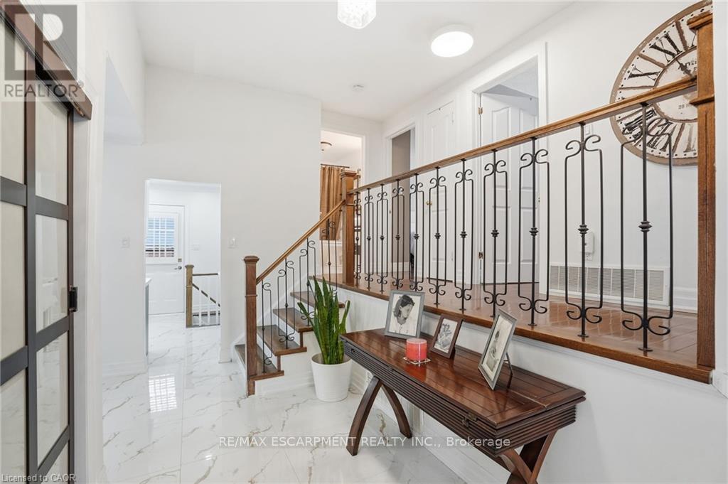 697 Lomond Crescent, Burlington, Ontario  L7L 2N8 - Photo 7 - W12997636