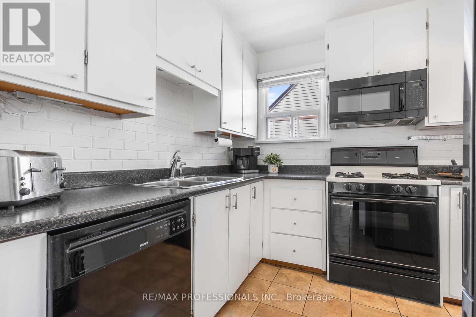 11 Mitcham Drive, Toronto, Ontario  M8W 2J6 - Photo 11 - W12997646