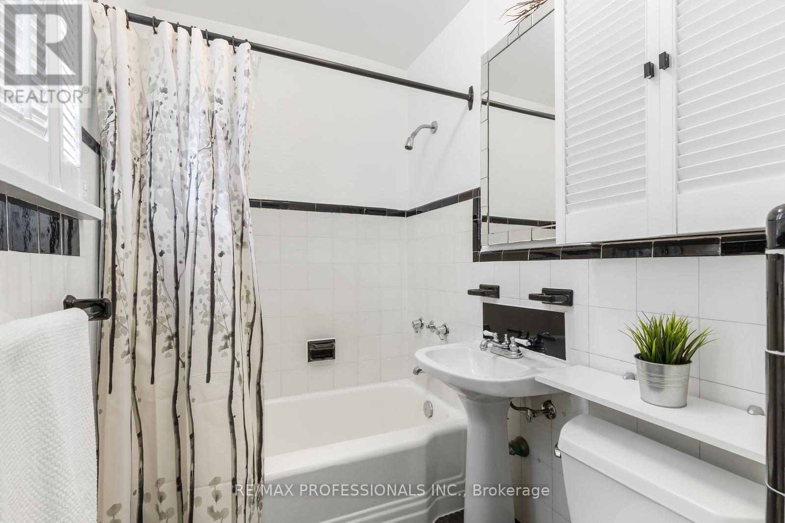 11 Mitcham Drive, Toronto, Ontario  M8W 2J6 - Photo 17 - W12997646