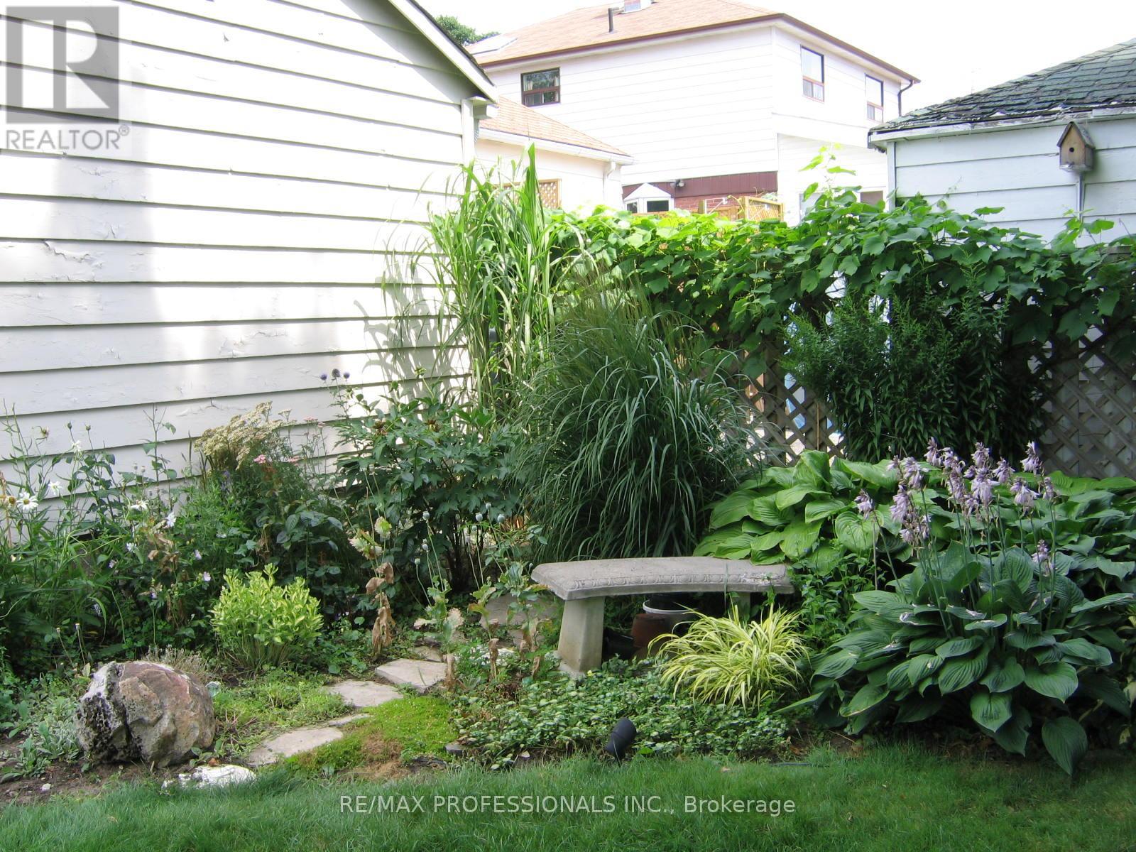 11 Mitcham Drive, Toronto, Ontario  M8W 2J6 - Photo 32 - W12997646