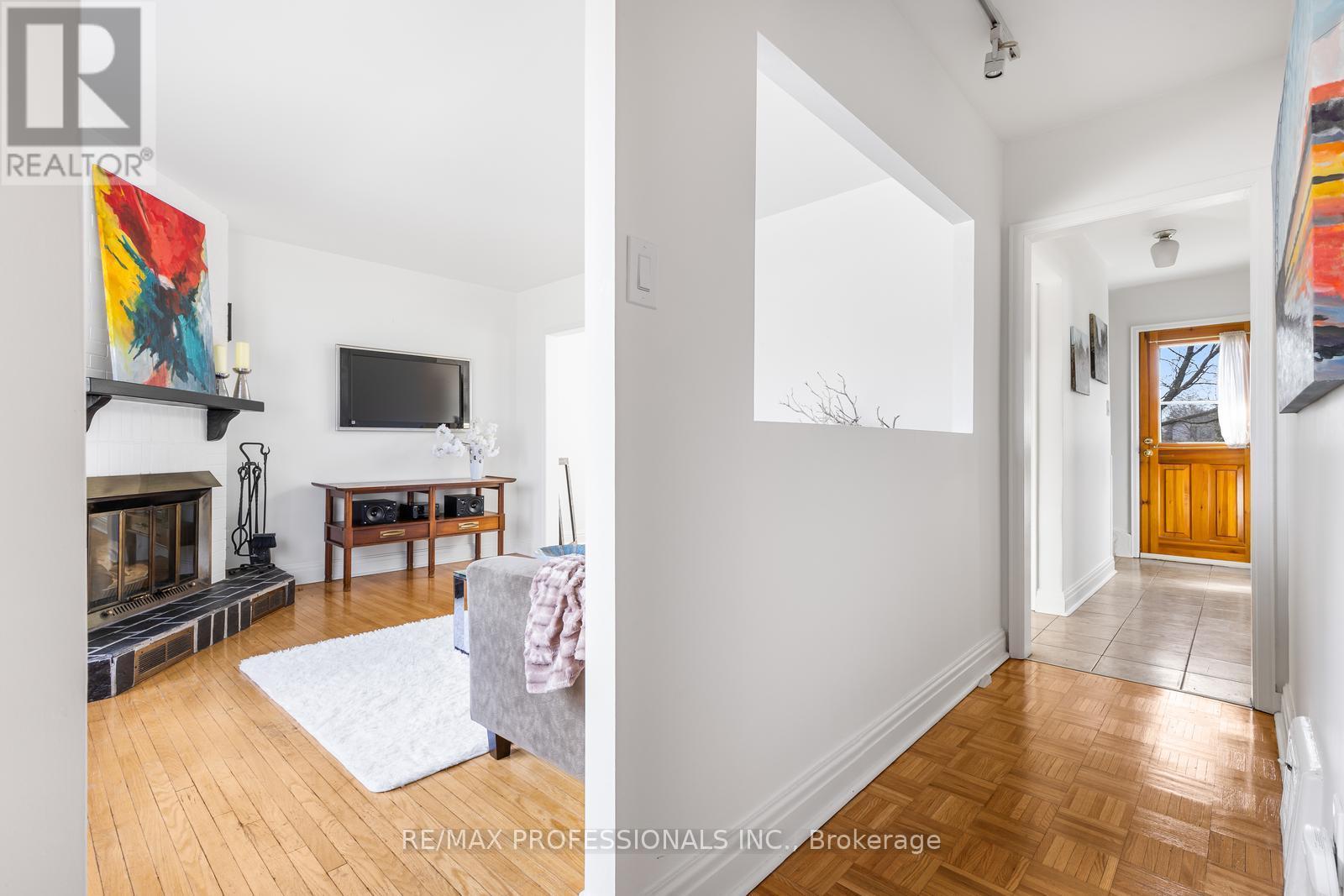 11 Mitcham Drive, Toronto, Ontario  M8W 2J6 - Photo 4 - W12997646