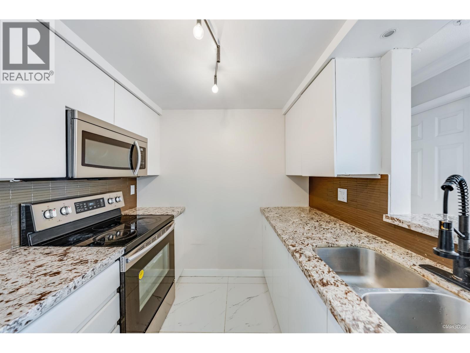 2401 9603 Manchester Drive, Burnaby, British Columbia  V3N 4Y7 - Photo 2 - R3110284