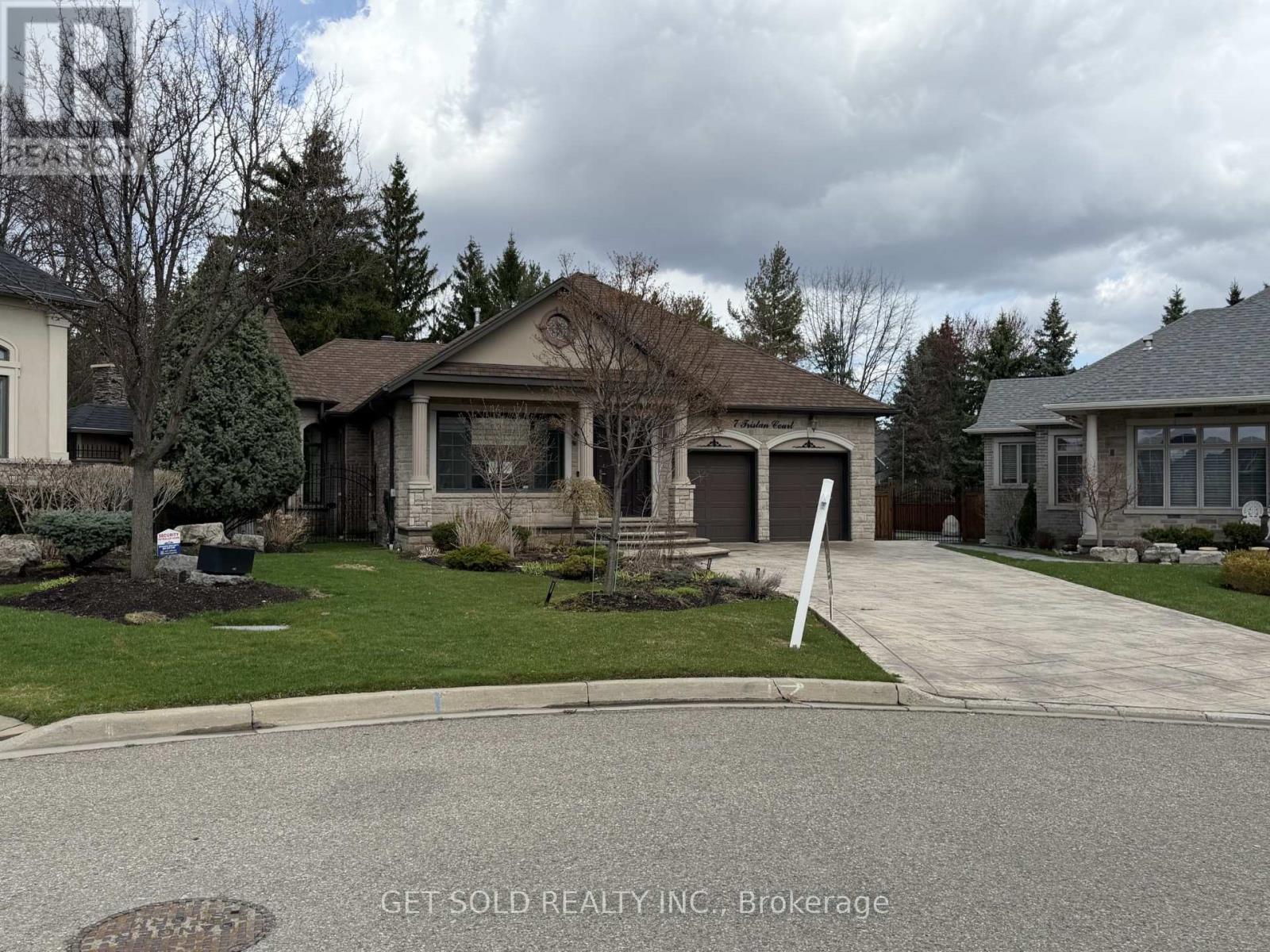 7 Tristan Court, Brampton, Ontario  L6Y 5S2 - Photo 4 - W12828096