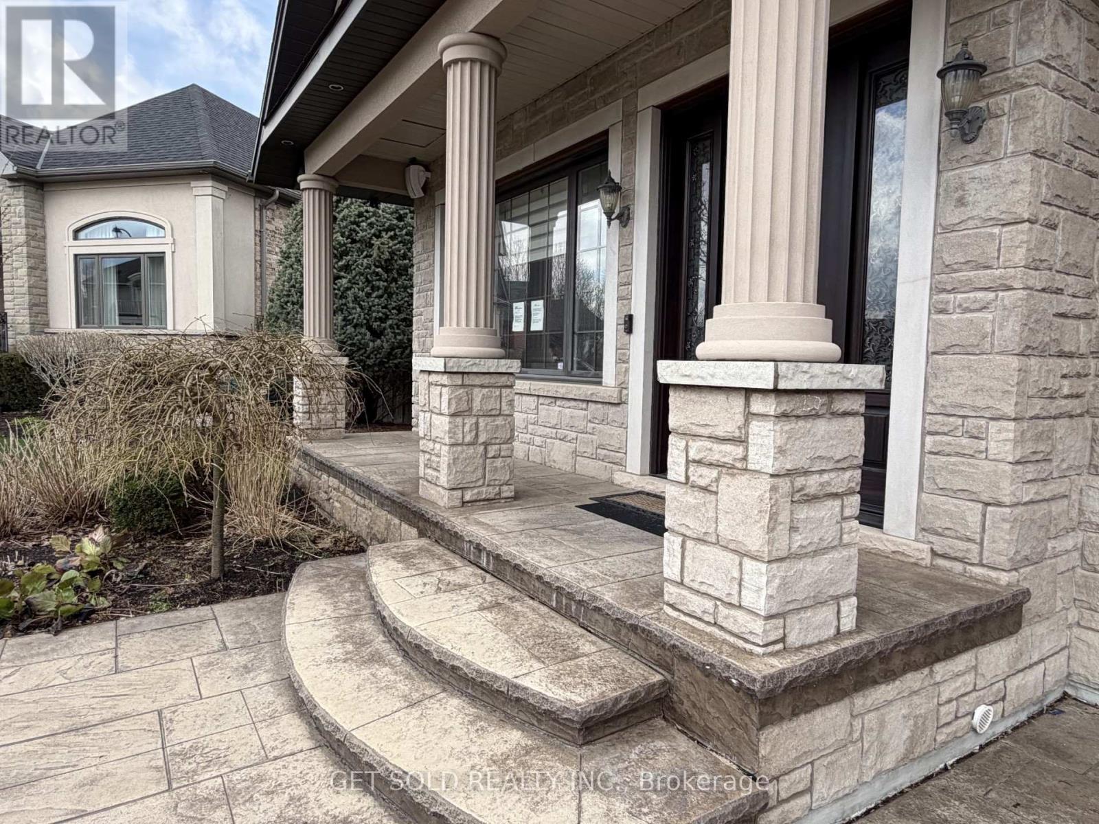 7 Tristan Court, Brampton, Ontario  L6Y 5S2 - Photo 6 - W12828096