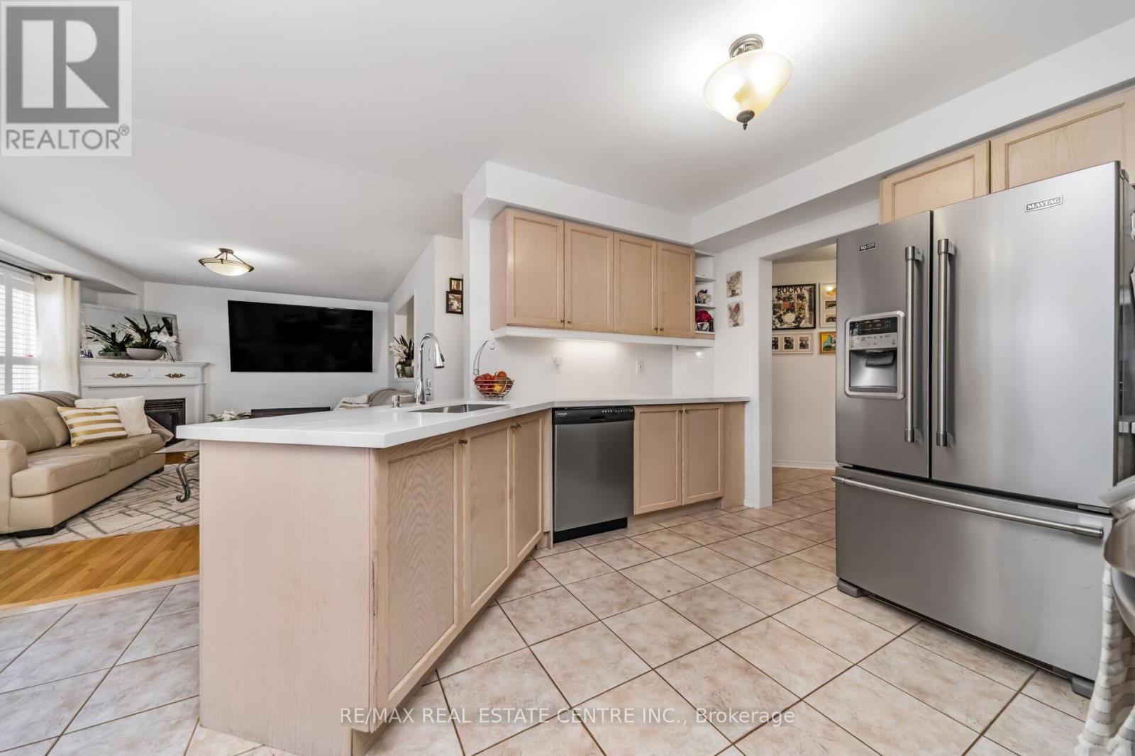 22 Mistycreek Crescent, Brampton, Ontario  L7A 3E8 - Photo 10 - W12990384