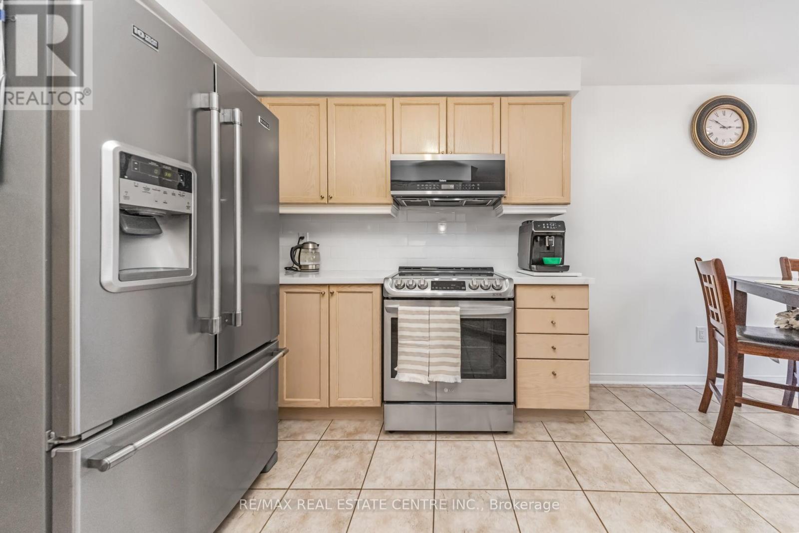 22 Mistycreek Crescent, Brampton, Ontario  L7A 3E8 - Photo 8 - W12990384