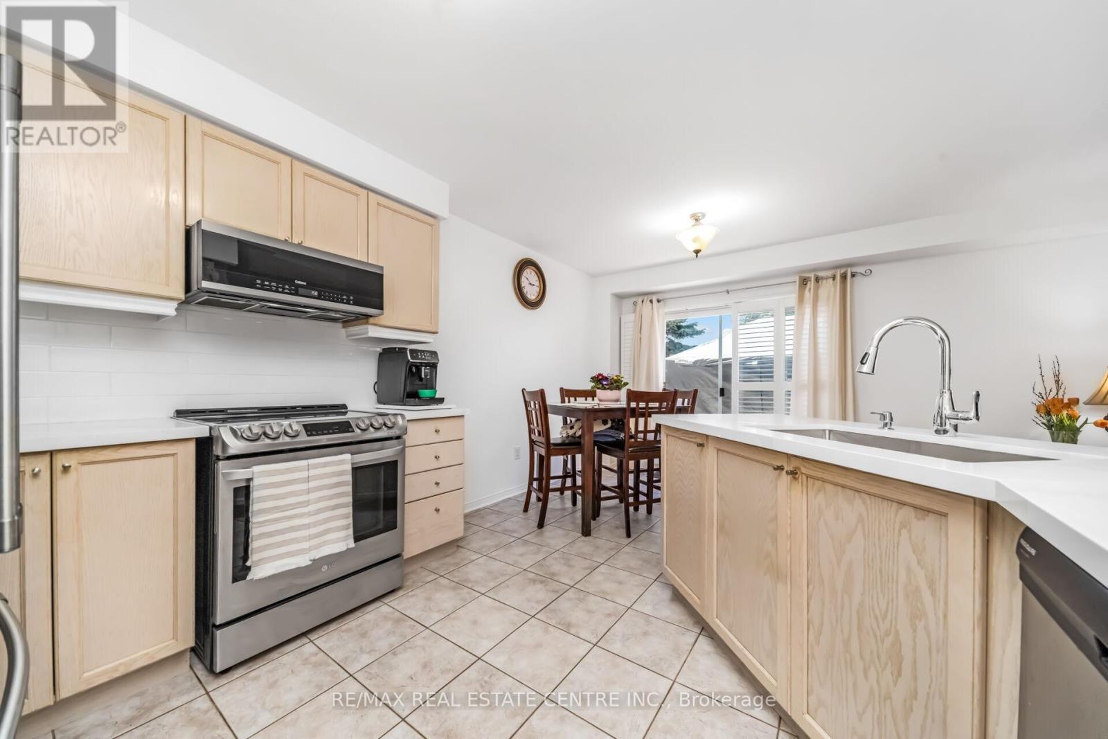 22 Mistycreek Crescent, Brampton, Ontario  L7A 3E8 - Photo 7 - W12990384