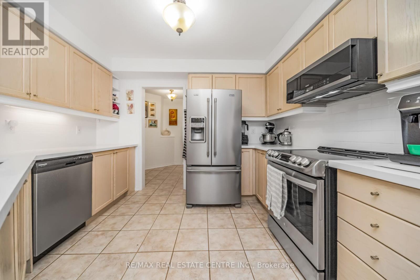 22 Mistycreek Crescent, Brampton, Ontario  L7A 3E8 - Photo 9 - W12990384