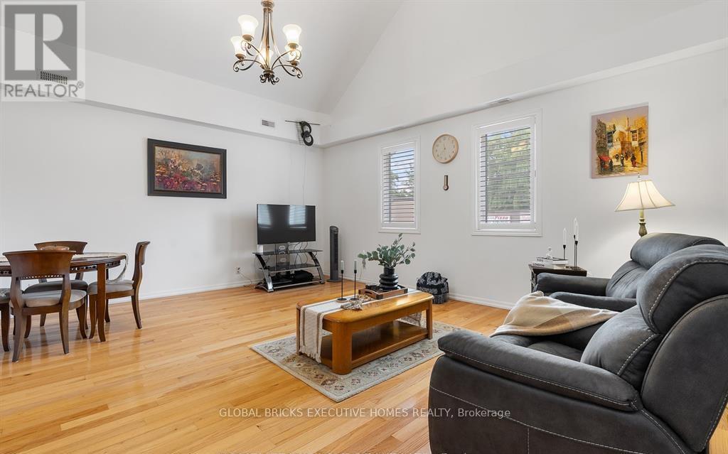 582 Upper James Street, Hamilton, Ontario  L9C 2Y6 - Photo 9 - X12678636