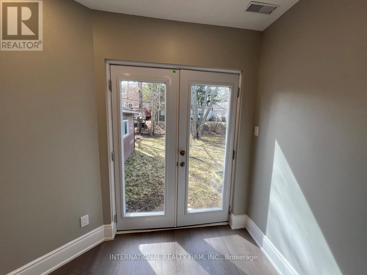 73 Murray Drive, Aurora, Ontario  L4G 2C2 - Photo 3 - N12985868