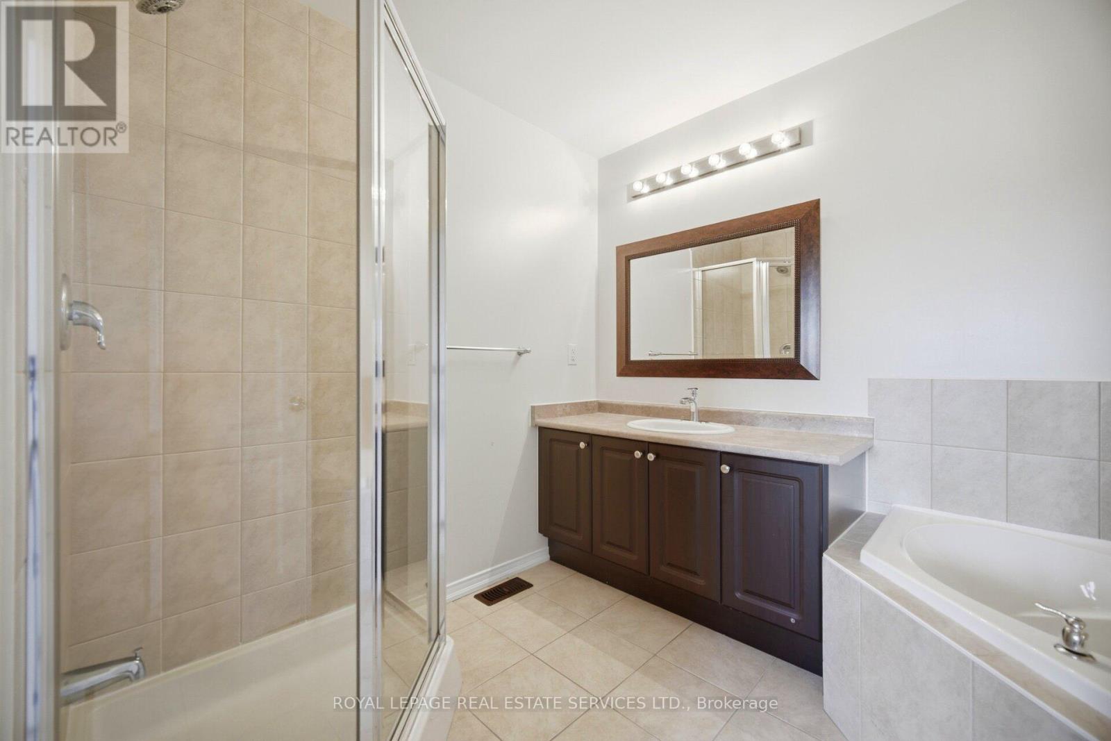 4 - 745 Farmstead Drive, Milton, Ontario  L9T 8B1 - Photo 32 - W12997802