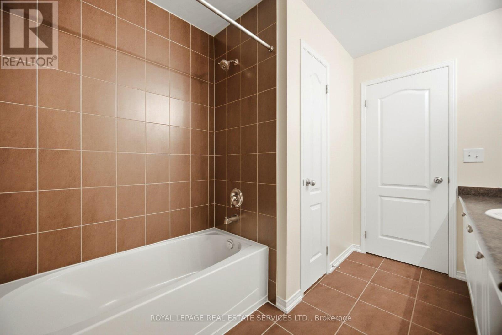 4 - 745 Farmstead Drive, Milton, Ontario  L9T 8B1 - Photo 40 - W12997802